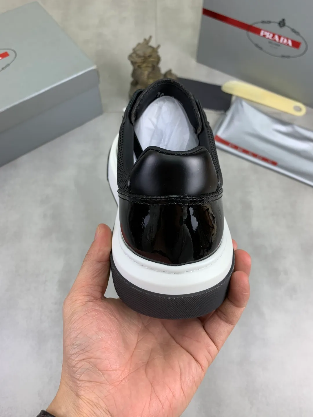 Men's Men's Shoes 💰P600 💰【New Style】 The latest model of high-quality PRADA classic men's shoes has been launched on the official website at 1:1, synchronized in Hong Kong, and on the same catwalk; all made of calfskin➕imported cowhide lining, 🍡🍡original rubber outsole, non-slip and wear-resistant; comfortable on the feet, attractive style, fine workmanship, and simple and neat shoe lasts, showing the courage and toughness of men, 👍Size: 39-44 (45 can be customized) black White color🉑️choose